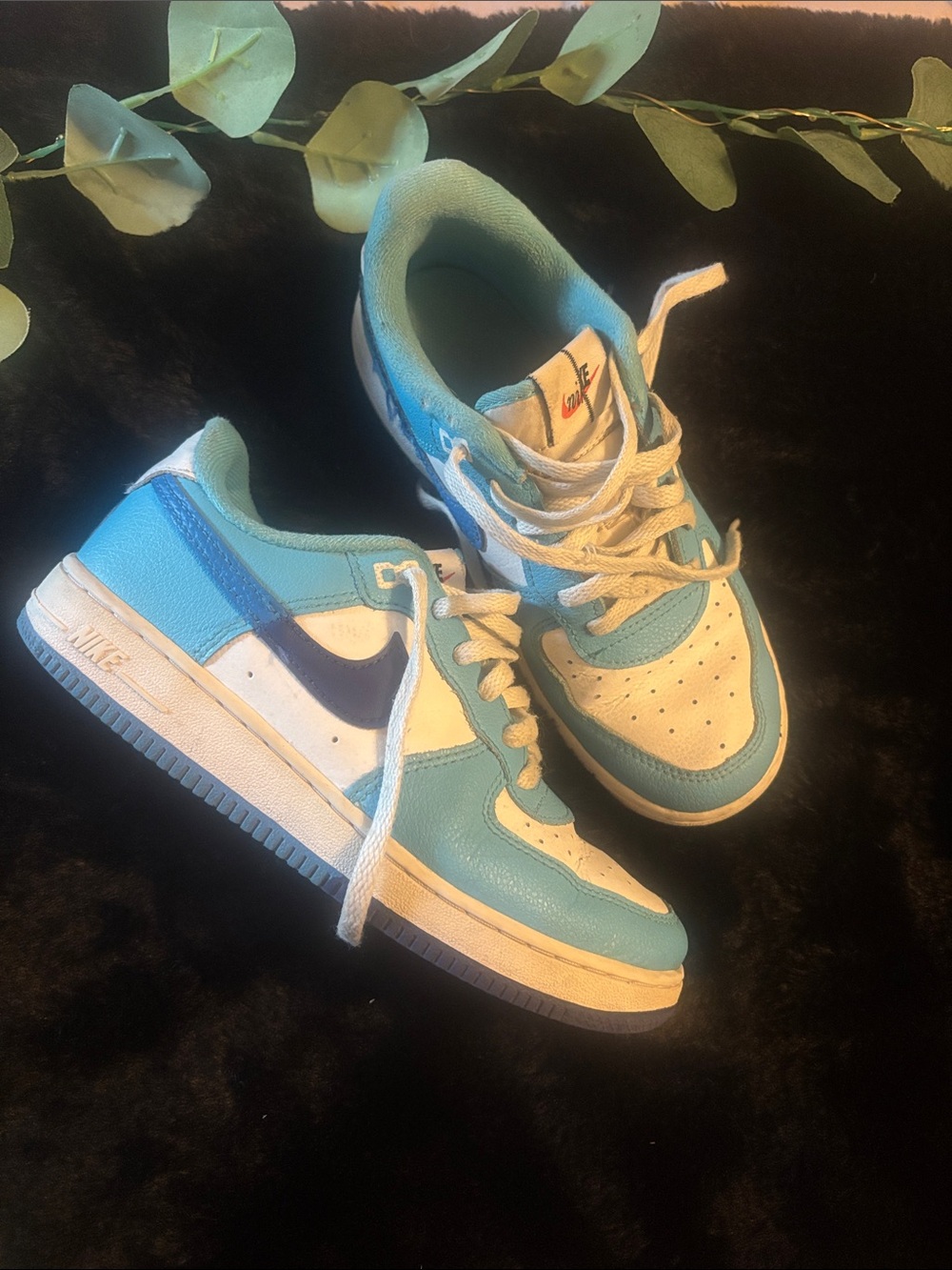 Nike Kids Low-Top Sneakers in Light Blue, White and Navy